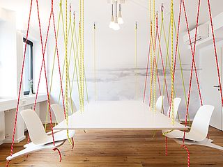 Im Kreativraum "The Balance" sind die Tische und Stühle mit Seilen an der Decke verbunden. Durch den großen Tisch und den sechs Stühlen ist genug Platz vorhanden, um sich inspirieren zu lassen.