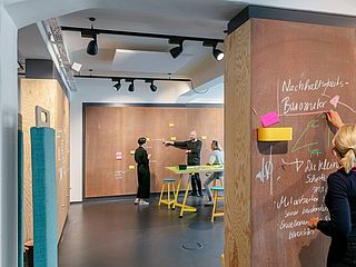 Trennen Sie die iD-Werkstatt der GfG Stuttgart mit den Wandmodulen, um an verschiedenen Baustellen gleichzeitig oder in Gruppen zu arbeiten