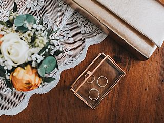 Detailverliebt finden sich die Eheringe in einem kleinen Glaskästchen auf Okelmann's Festsaal