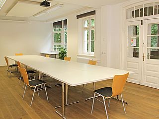 Im Tagungsraum R2 des Gut Karlshöhe in Hamburg können Sie bei Tageslicht und Mindestabstand mit kleinen Gruppen im Seminar neue Perspektiven durchdenken