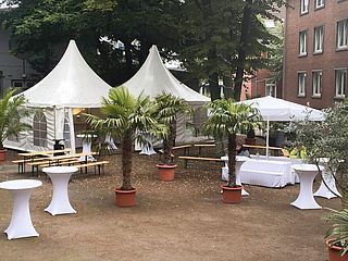 Stehtische und Zelte im Garten des Georgie in Hamburg - für Ihr Event an frischer Luft