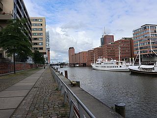 In hervorragender Lage direkt am Wasser und mit Blick auf die Elbphilharmonie befindet sich das Monkey B in der Hamburger Hafencity