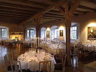 Stilvoll dekorierter Rittersaal im Wasserschloss Hülsede