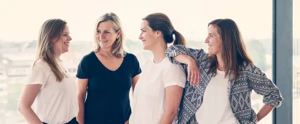 Das Kernteam von RAUMPERLE steht nebeneinander und lächelt.