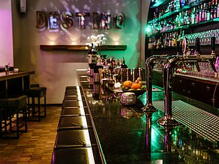 Frankfurt Destino Lounge Tresen und Barhocker