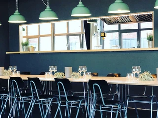 Das KETAOneo in Frankfurt überzeugt mit einem Interieur aus industriellen Lampen, einer dunklen Wand und tollen Möbeln