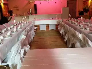 In der U-Form lassen Geburtstage, Hochzeiten oder andere Events in der Diele am See im Herzogtum Lauenburg wunderbar feiern