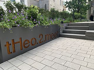 Das Logo im Eingangsbereich des tHeo.2.meet in Stuttgart zeigt Ihnen den Weg 