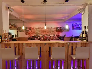 Eventkeller Frankfurt Theke mit Barhockern