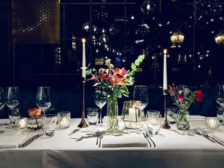 Wunderschöne Blumendekoration mit Gedeck im GAGA in Hamburg