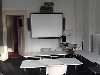 Blick auf das Whiteboard und in den Flur , Seminarraum im Insitut français Bremen