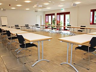 Im Tagungsraum R1 des Gut Karlshöhe in Hamburg haben Sie Raum für Ihr Meeting mit Mindestabstand