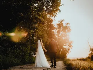 Hochzeitspaar im romantischen Sonnenuntergang