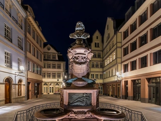 Die neue Altstadt in Frankfurt am Main leuchtet auch bei Nacht 