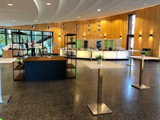 An den Stehtischen im Foyer können sich Ihre Gäste während einer Pause austauschen