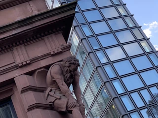 Frankfurt PresseClub Deatil am Gebäude Atlant