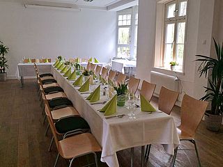 Mögliche Tischformation im Tagungsraum R2 auf dem Gut Karlshöhe in Hamburg