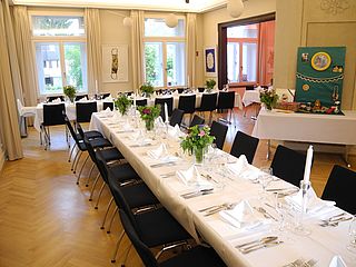 Die beiden angrenzenden Räume im Bürgermeisterhaus in Essen können durch eine geschickte Stellung der Tische eine große Gesellschaft unterbringen