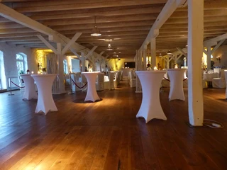 Feiern Sie im Kuhstall des Gut Schönau ganz nach Ihren Wünschen. Der Raum wird individuell für Event eingerichtet