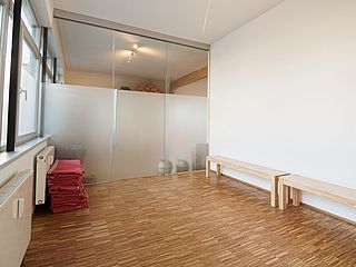 Matten und Decken stehen im Yogaraum Hamburg bei Bedarf zur Verfügung