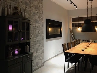 Stimmungsvolles Licht und eine hübsche Wand, die ein wenig an portugiesische Hauswände erinnert, bestimmen die Atmosphäre im Kitchendate Hannover