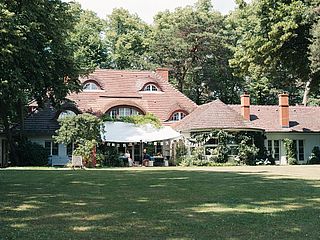 Die Wunderkammer am See in Berlin befindet sich in diesem wunderschönen Haus mit Garten, der im Sommer zum Verweilen einlädt