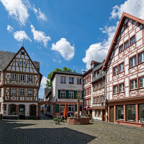 Altstadt mit Blick auf den Kirschgarten. Alte Fachwerkhäuser. Blauer Himmel.