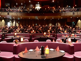 Die verschiedenen Ebenen des Theatersaals im GOP Varieté Theaters in Bremen