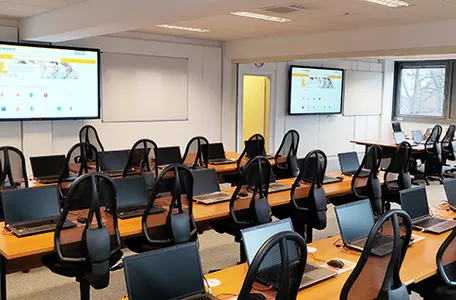 Modernster IT-Schulungsraum bei PC-COLLEGE Berlin