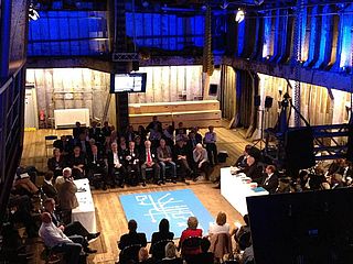 Blaues Licht bei einer Diskussionsrunde in der LUKE II auf der BLEICHEN in Hamburg