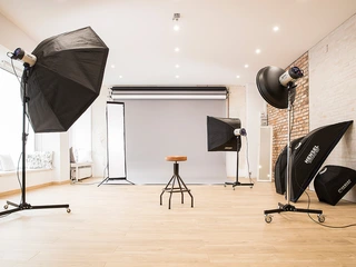 Ein Fotostudio mit aufwendiger Ausstattung. 