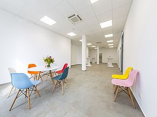 In der Lounge zu Picasso im ecos office center Darmstadt finden Sie ein minimalistisches Design mit eindrucksvollen Farbakzenten vor