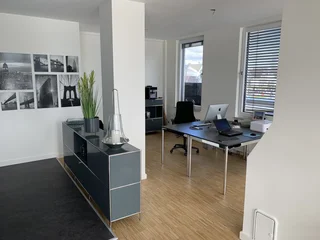 Die stilvolle Einrichtung im Hafenblick in Travemünde schafft den perfekten Rahmen für Ihren Arbeitstag