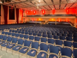 OHZ Stadthalle Saal Reihenbestuhlung mit Trebühne und Empore