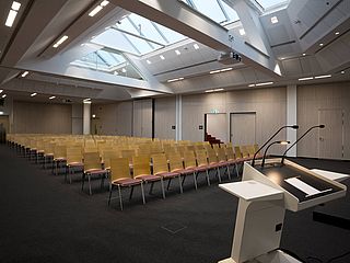 Am Rednerpult des Atriums des theo.2.meet Stuttgart lassen sich wunderbar Präsentationen, Lesungen oder Seminare halten