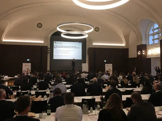 In Parlamentarischer Sitzordnung finden bis zu 170 Menschen im Musiksaal des Besenbinderhofs Platz