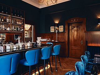 Genießen Sie die kühlen Getränke an der wunderschönen Bar der Chapeau La Vache Brasserie & Bar