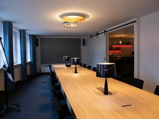 Der lange und schmale Raum der Münchener Conference Area bietet sich optimal für ein Workshop in größerer Runde an