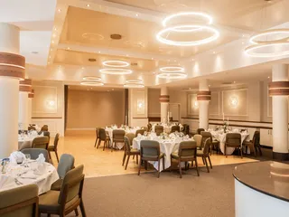 Großer Festsaal mit Tanzfläche im Hotel Haberkamp in Achim-Uphusen