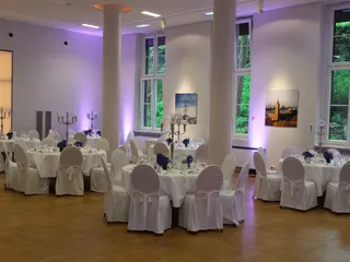 Eine unvergessliche Atmosphäre strahlt der große Saal Georgie in Hamburg aus
