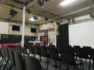Hamburg Theater Marzipanfabrik WhiteHall bestuhlt, Leinwand