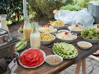 Buffet im Garten Wohnküche Landhaus am Deich Bremen
