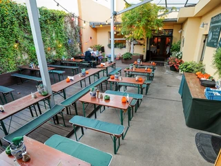 Frankfurt Homburger Hof Biergarten mit Blick auf großen Saal 