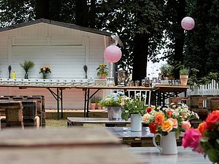 Tische im Garten Jagdhütte Landhaus am Deich Bremen