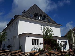 Ein strahlend weißes Stadthaus in Hamburg beheimatet das Restaurant HEAT 