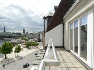 Auf unserer Terrasse kannst du dir eine Pause mit Blick auf die Alster gönnen, ecos work spaces Hamburg. 