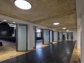 Gedrängel ausgeschlossen! Der Musiksaal im Besenbinderhof ist über zahlreiche Türen mit dem Foyer verbunden