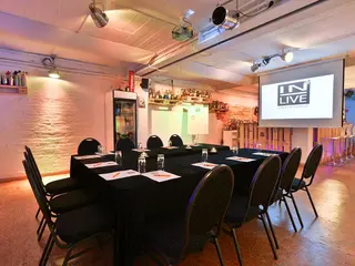 Eventkeller Frankfurt Workshop Raum mit Leinwand