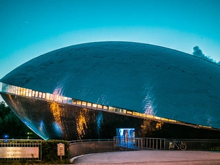 Außenansicht bei Dämmerung Universum® Bremen