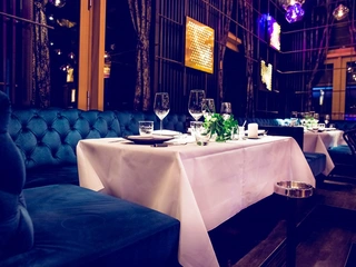 Dinner in einer der entspannten Sitzecken im GAGA in Hamburg 